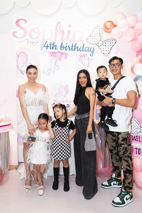 Trà Ngọc Hằng tự tay trang hoàng không gian tiệc sinh nhật cho con gái 4 tuổi