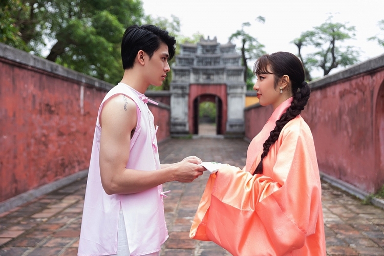 Xem ngay MV 'Vọng nguyệt' của Hoàng Duyên nếu Trung thu này muốn tỏ tình với crush!