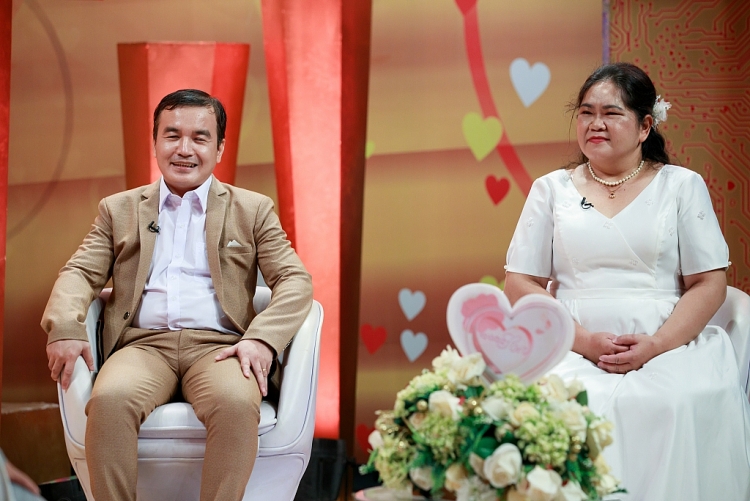 'Vợ chồng son': Lần đầu khóa môi vợ, chồng khiếm thị khiến Hồng Vân - Quốc Thuận 'cười ra nước mắt'