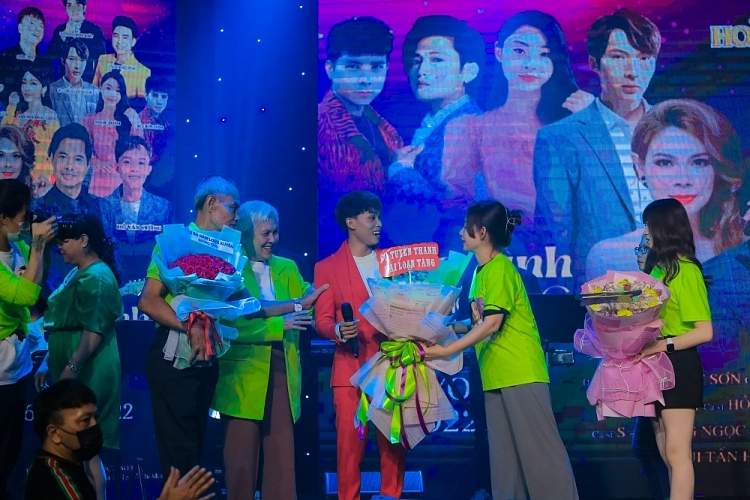 Sau khi được Ngọc Sơn đỡ đầu, Hồ Văn Cường trở lại sân khấu, 'chìm' trong biển hoa fan tặng