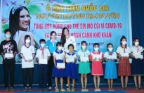 Á hậu Kim Duyên giản dị trao quà cho trẻ em nghèo hiếu học tại Cần Thơ