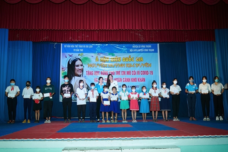 Á hậu Kim Duyên giản dị trao quà cho trẻ em nghèo hiếu học tại Cần Thơ