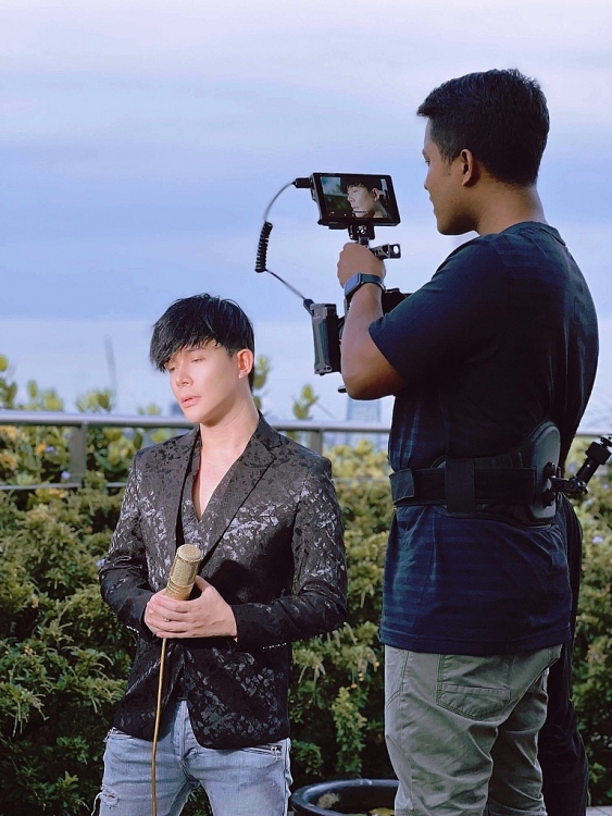 Nathan Lee cover 'Ai chung tình được mãi' đầy ấn tượng, mở đầu series hát vòng quanh thế giới