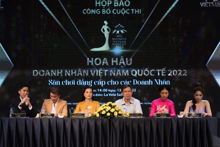 Đàm Vĩnh Hưng ngồi ghế giám khảo cuộc thi 'Hoa hậu doanh nhân Việt Nam quốc tế 2022'