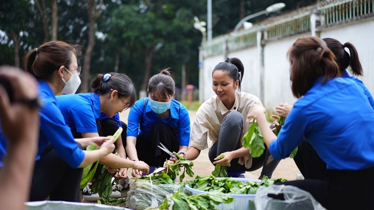 'Hạt gạo chia đôi' cùng H’Hen Niê, Bảo Ngọc mang đến niềm vui cho bệnh nhân HIV/AIDS