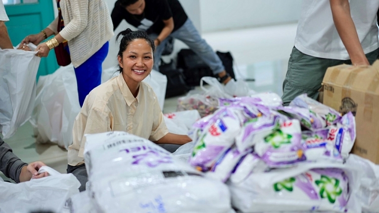 'Hạt gạo chia đôi' cùng H’Hen Niê, Bảo Ngọc mang đến niềm vui cho bệnh nhân HIV/AIDS