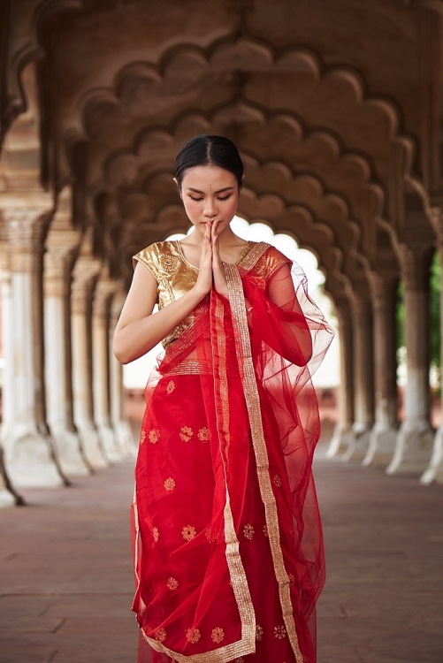 Á hậu Thủy Tiên cuốn hút trong trang phục truyền thống phụ nữ Ấn Độ