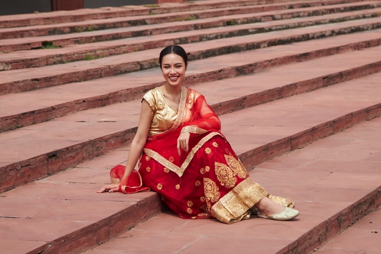 Á hậu Thủy Tiên cuốn hút trong trang phục truyền thống phụ nữ Ấn Độ