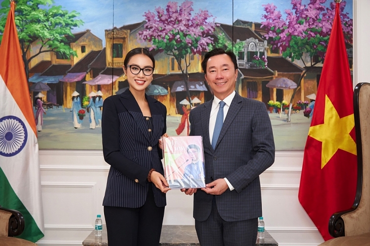 Á hậu Thủy Tiên cuốn hút trong trang phục truyền thống phụ nữ Ấn Độ