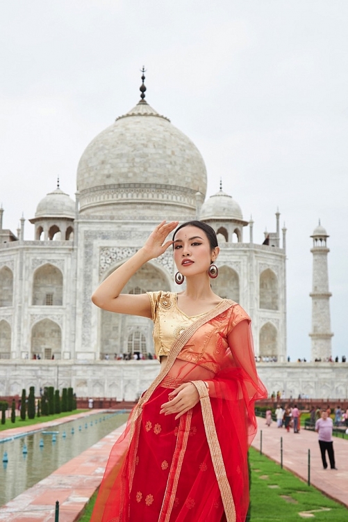 Á hậu Thủy Tiên cuốn hút trong trang phục truyền thống phụ nữ Ấn Độ