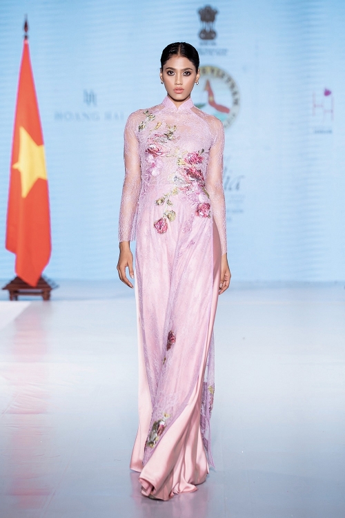 Hoa hậu Ngọc Châu đảm nhận vai trò vedette cho bộ sưu tập của Hoàng Hải