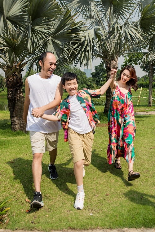 Mừng phim mới thu 45 tỷ, Thu Trang - Tiến Luật tung ảnh gia đình cực đáng yêu