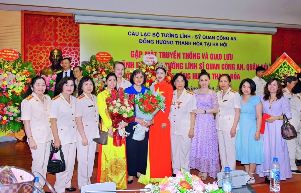 Sau đăng quang, Hoa hậu Ngô Ngọc Gia Hân về tri ân quê cha đất Tổ