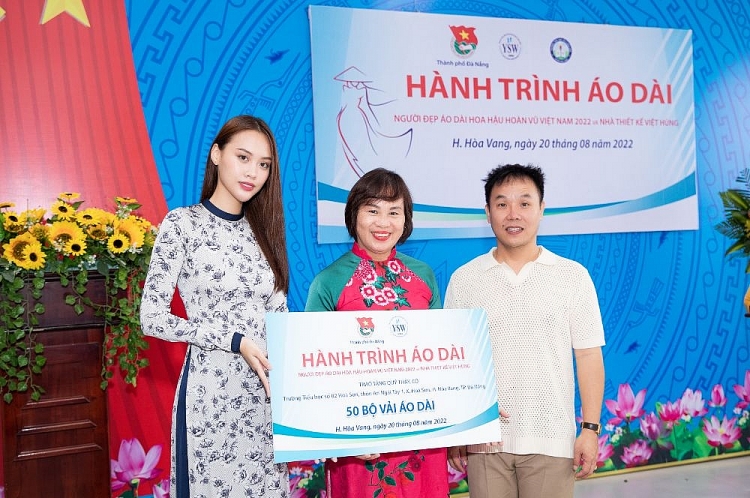 NTK Việt Hùng cùng người đẹp Đặng Hoàng Tâm Như mang yêu thương về cho các cô giáo vùng sâu Đà Nẵng