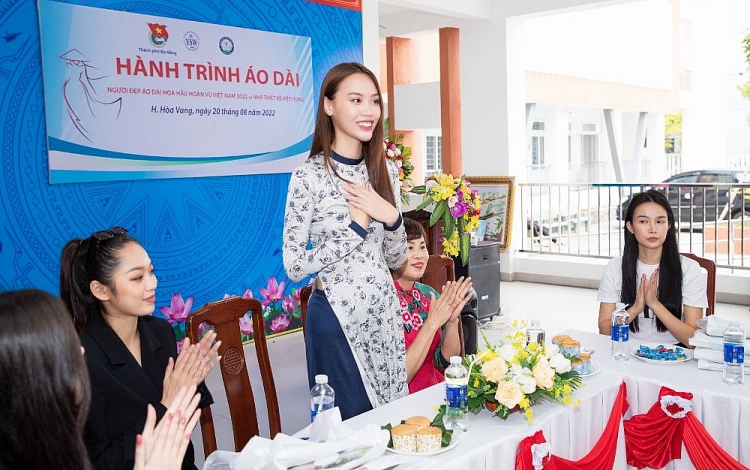 NTK Việt Hùng cùng người đẹp Đặng Hoàng Tâm Như mang yêu thương về cho các cô giáo vùng sâu Đà Nẵng