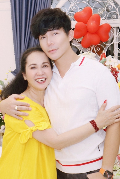 Nathan Lee hạnh phúc bên mẹ và NSND Lan Hương ngày trở về Việt Nam