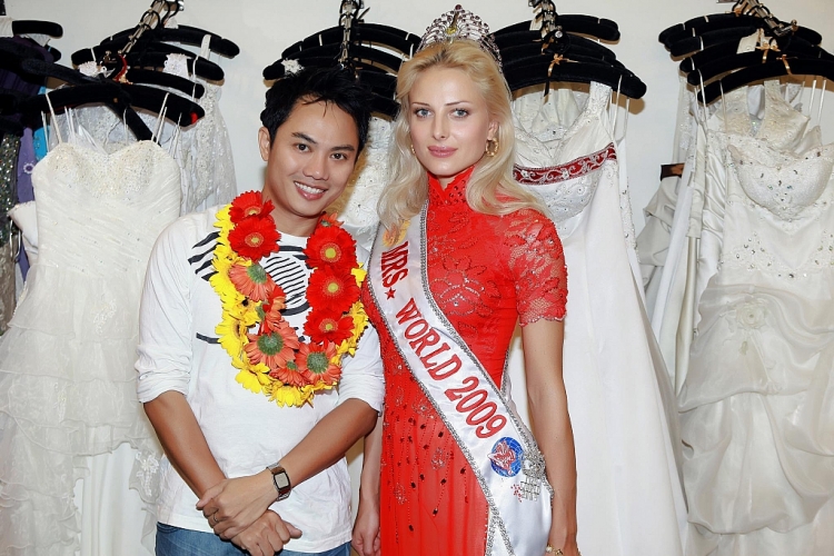 Ngô Nhật Huy: Nhà thiết kế áo dài cho những Hoa hậu quốc tế