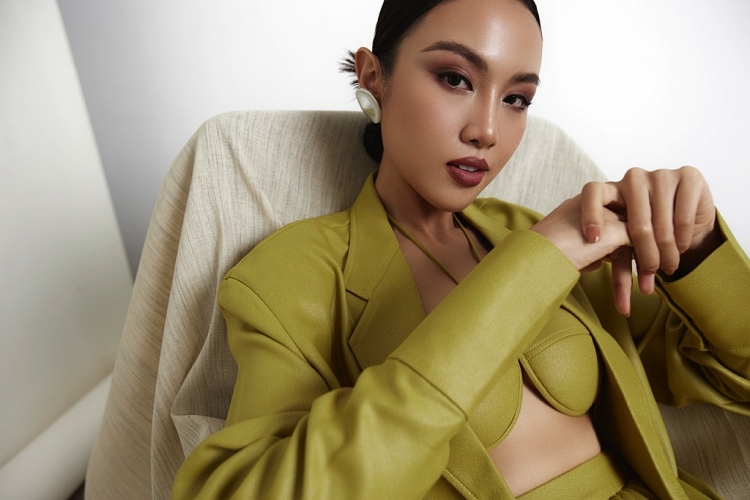 Á hậu Thủy Tiên lột xác với mốt không nội y và phong cách thời trang cá tính