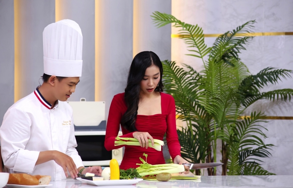 'Đấu trường ẩm thực': Thí sinh 'Miss Grand Vietnam 2022' Nguyên Thảo thả thính siêu ngọt đầu bếp điển trai