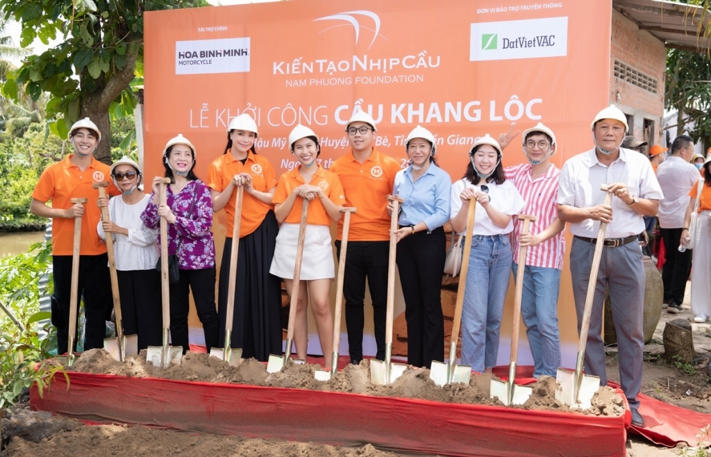 Trà Ngọc Hằng tham gia khởi công xây dựng cầu dân sinh cho bà con miền Tây