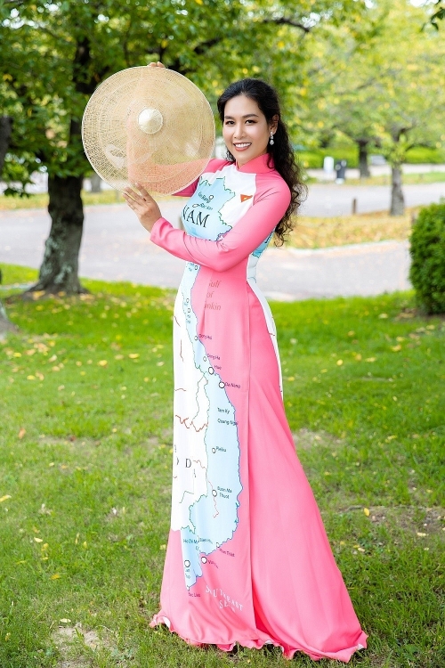 Trang Trần, Hà Hương trình diễn áo dài Minh Châu trên đất Nhật