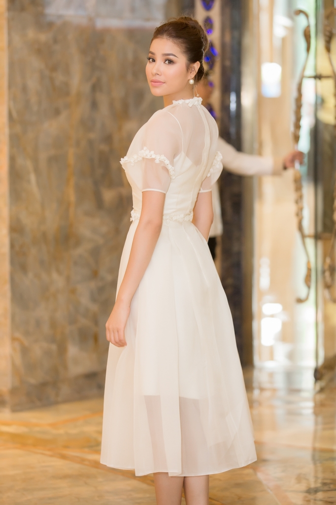 hoa hau pham huong xinh nhu cong chua khi du su hien