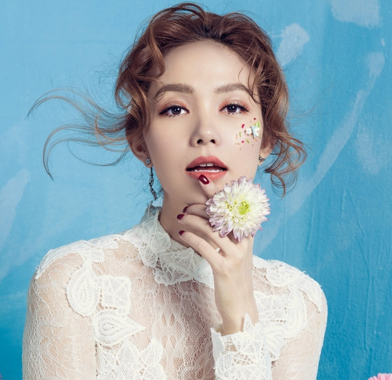 Minh Hằng mang 'Ngôi sao cô đơn' đến với 'MV Top Hits'