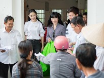 'Miss Earth Vietnam' Hà Thu và Hoa hậu Hằng Nguyễn về Vĩnh Long trao quà Trung thu