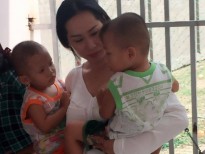 Hoa hậu Hạnh Lê nghẹn ngào khi chứng kiến những hoàn cảnh thương tâm tại Trại trẻ mồ côi