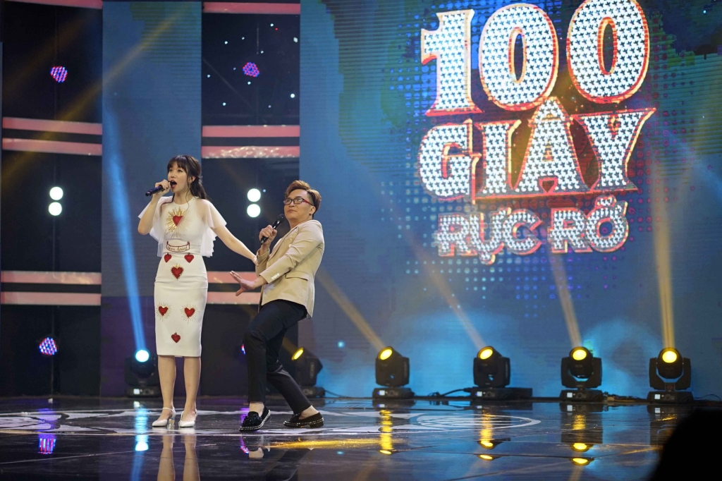 giua tin don mang thai hari won van miet mai chay show 100 giay ruc ro