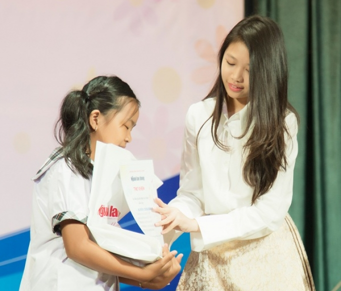 'Hoa hậu Hoàn vũ nhí' Ngọc Lan Vy trao học bổng cho con em công nhân vệ sinh
