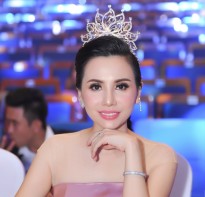 Hoa hậu Châu Ngọc Bích đội vương miện 1 tỷ đồng khi làm giám khảo chấm thi nhan sắc