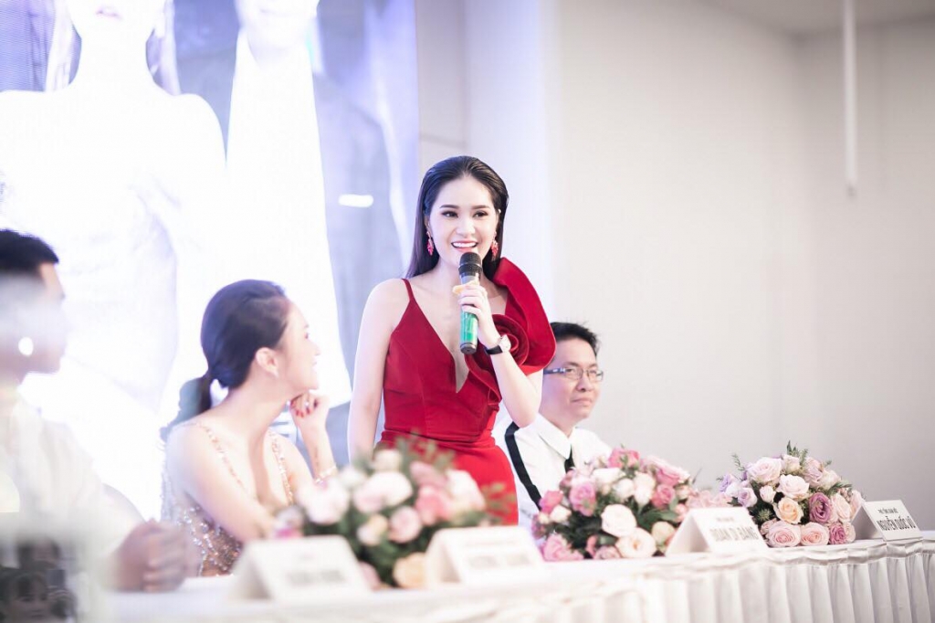 lo dien dan huan luyen vien hot cua miss hanayuki 2018