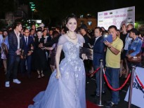 Hoa hậu Đàm Lưu Ly đọ dáng cùng đàn em trên thảm đỏ 'Hoa hậu Việt Nam'