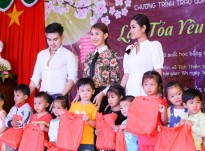 Hoa hậu Chi Nguyễn về quê nhà Vĩnh Long trao học bổng hiếu học cho trẻ em nghèo
