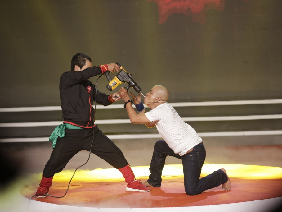 'Kỳ tài lộ diện': Tiết mục khoan đầu và cổ họng của nghệ sĩ xiếc kungfu Minh Nhật khiến giám khảo Thúy Nga và Thanh Bạch sợ hãi