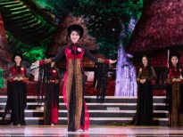 Áo dài Thổ cẩm của NTK Việt Hùng tỏa sáng trong đêm chung kết 'Hoa hậu Việt Nam'