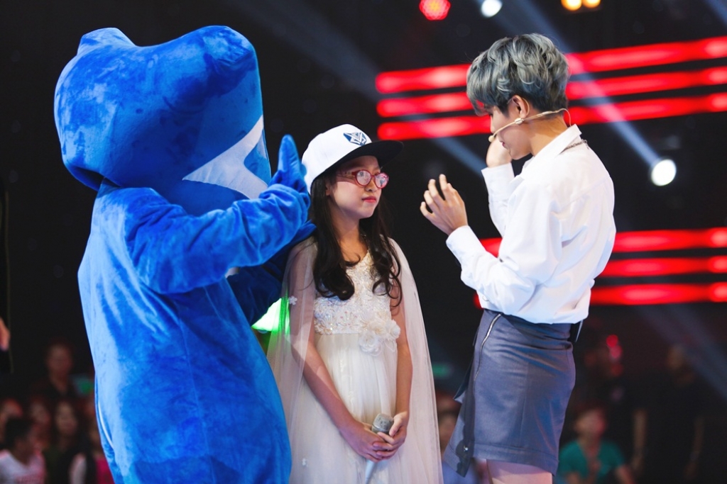 xuat hien nang tho xu hue 9 tuoi khien 6 hlv tranh gianh nao loan san khau the voice kids