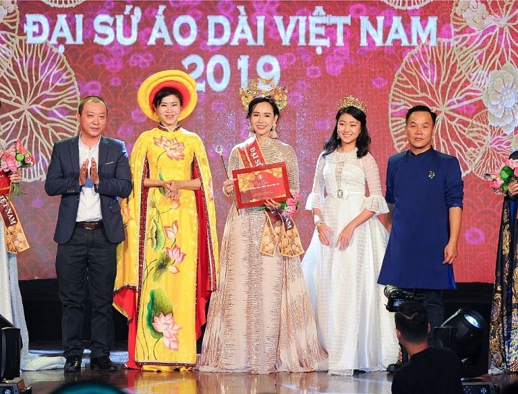 doanh nhan thu do ha noi xuat sac dang quang dai su quy ba cuoc thi dai su ao dai viet nam 2019