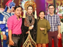 Sân khấu Trịnh Kim Chi thu hút nhiều nghệ sĩ đến dâng hương Tổ
