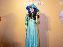 Esther Supreeleela mặc áo dài, đội nón lá chụp hình cùng fan trong buổi công chiếu 'Thách yêu 2 năm'
