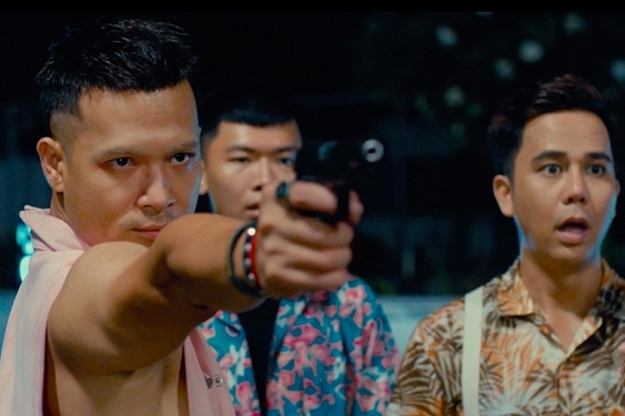 Trương Thế Vinh hóa 'tay súng áo hồng' rượt đuổi đòi bắn Karik trong MV 'Người lạ ơi'
