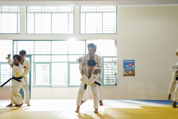 isaac tro thanh van dong vien judo xin muon vat tat ca doan phim anh trai yeu quai