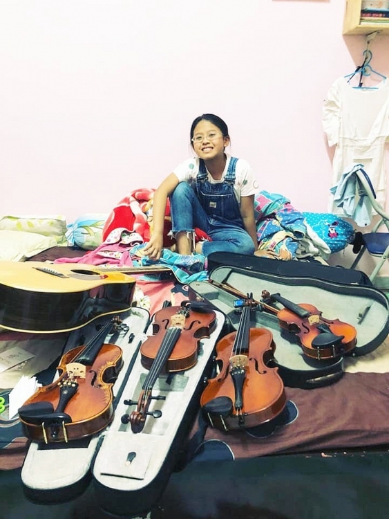 bao han hoc tro huong giang khong chi hat hay con choi piano va violin cuc dinh