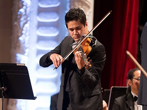 Nghệ sỹ Bùi Công Duy trình diễn bản concerto cho violin của Mendelssohn