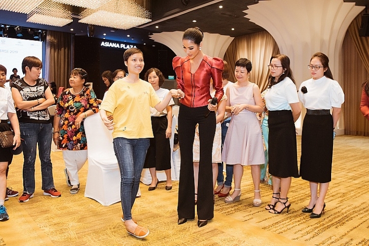 a hau hoang thuy dong hanh cung benh nhan ung thu trong chuong trinh we are enough