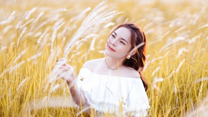 Nàng thơ Lâm Nguyệt Ánh bên cánh đồng hoa cỏ lau