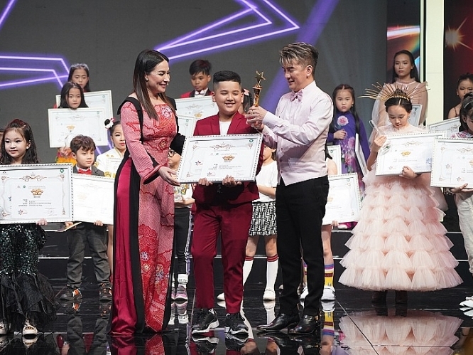 Huỳnh Công Bằng giành giải Quán quân 'Tỏa sáng cùng sao nhí' với 'Gánh mẹ' trên vai