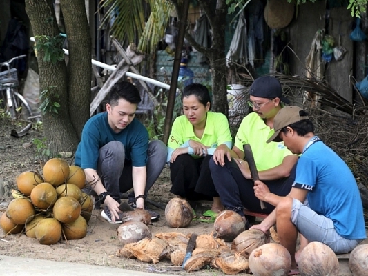 'Người vẽ ước mơ': Nam Cường kể chuyện chặt dừa khiến Lâm Vỹ Dạ và Hứa Minh Đạt 'rùng mình'