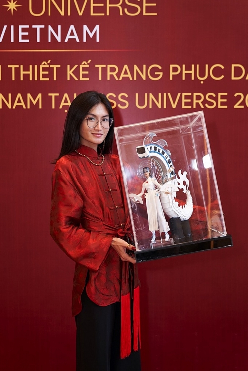 top 8 cuoc thi tuyen chon thiet ke trang phuc dan toc cho dai dien viet nam tai miss universe 2020 buoc vao phan thi thuyet trinh